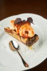 Зверху смачні креветки на грилі та білий рис, які подаються на тарілці на столі — стокове фото