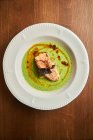 Dall'alto deliziosi pezzi di tonno con condimento e salsa sul piatto — Foto stock