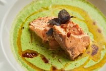 Зверху смачні шматочки тунця з приправами і соусом на тарілці — стокове фото