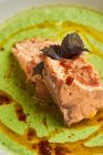 Primo piano da sopra deliziosi pezzi di tonno con condimento e salsa sul piatto — Foto stock