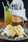 Blumenkohl in Sauce am Tisch mit Sandwiches und frischer Limonade im Restaurant — Stockfoto