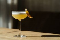 Свіжий апетитний коктейль у склянці святково прикрашений прищіпкою — стокове фото