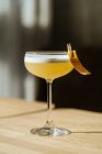 Cocktail appétissant frais en verre décoré avec une pince à linge — Photo de stock