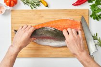 Processo di macellazione di pesce fresco — Foto stock