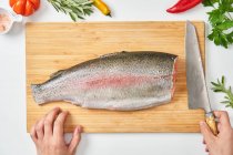 Processus de boucherie du poisson frais — Photo de stock