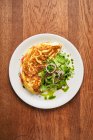 Вкусная жареная тортилья с салатом — стоковое фото