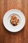 Стильные десерты с брауни и карамелью — стоковое фото
