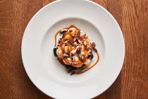 Stylish desserts with brownie and caramel — Stock Photo