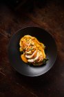Современное блюдо с курицей и соусом — стоковое фото