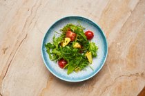 Insalata di vitamine fresche con rucola e pomodori — Foto stock
