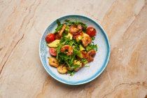 Salada de vitamina fresca com foguete e tomate — Fotografia de Stock