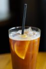 Kaffee-Cocktail mit Zitrone im Restaurant — Stockfoto
