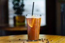 Kaffee-Cocktail mit Zitrone im Restaurant — Stockfoto