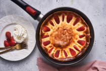 Coupe tarte cuite au four avec fraise dans une casserole sur la table — Photo de stock