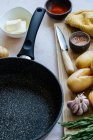Ingredienti di cottura vicino padella — Foto stock