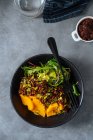 Bol avec plat végétalien et fourchette — Photo de stock