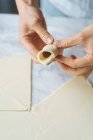 Cucini la pasta attorcigliante in croissant su tavolo — Foto stock