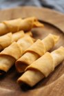 Deliciosos croissants con lados rosados en el plato - foto de stock