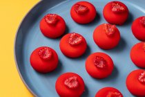 Dessert rosso brillante su piatto — Foto stock