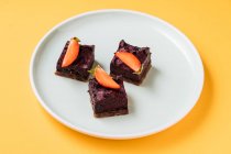 Bolo de chocolate saboroso com morango — Fotografia de Stock