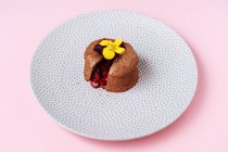 Muffin al cioccolato con ripieno di frutta — Foto stock