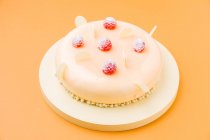 Delicioso pastel con frambuesas y chocolate blanco - foto de stock