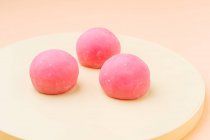 Sobremesa deliciosa com cobertura rosa — Fotografia de Stock