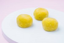 Смачний десерт з жовтим глазуруванням — стокове фото