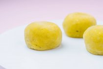 Вкусный десерт с желтой глазурью — стоковое фото