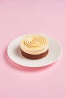 Leckere Desserts mit Sahnespirale — Stockfoto