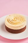 Délicieux desserts avec spirale crème — Photo de stock
