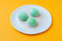 Вкусный десерт с зеленой глазурью — стоковое фото