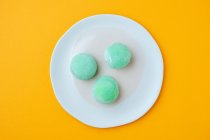 Leckeres Dessert mit grünem Zuckerguss — Stockfoto