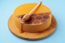 Cuchara de miel en pastel de panal - foto de stock