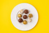 Ореховые шарики с различными глазурью — стоковое фото