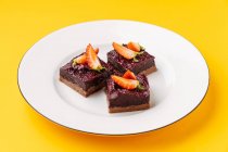 Кусочки ягод и шоколадного торта — стоковое фото