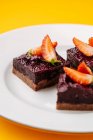 Stücke von Beeren und Schokoladenkuchen — Stockfoto