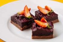 Stücke von Beeren und Schokoladenkuchen — Stockfoto