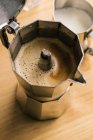 Geyser cafeteira e jarro de leite — Fotografia de Stock