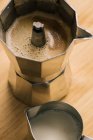 Гейзер кавоварка і молочний глечик — стокове фото