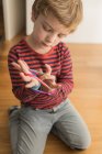 Criança inteligente usando elásticos para o jogo — Fotografia de Stock