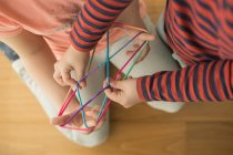 Niños inteligentes usando bandas elásticas para el juego - foto de stock