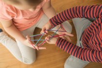 Intelligente Kinder mit Gummibändern für Spiel — Stockfoto