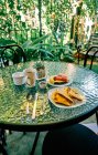 Comida saludable para el desayuno colocada en la mesa redonda en la terraza del restaurante al aire libre en la mañana en Costa Rica - foto de stock