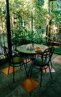 Cibo sano per la prima colazione posto sulla tavola rotonda sulla terrazza del ristorante all'aperto al mattino in Costa Rica — Foto stock
