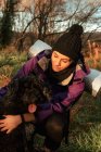Giovane escursionista allegra con cane in campagna — Foto stock