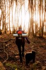 Senderismo irreconocible para mochileros en el bosque de otoño - foto de stock