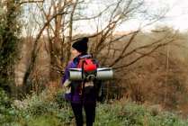 Randonnée pédestre en sac à dos dans la forêt d'automne — Photo de stock