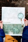 Невідомий пішохідний навігатор з картою і компасом в сільській місцевості — стокове фото