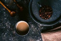 Caffè e chicchi di caffè su vassoio — Foto stock